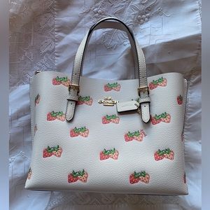 Coach Strawberry Print Mollie Tote🍓